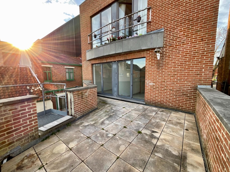 Opbrengsteigendom met handelspand en 2 appartementen met 2 slaapkamers - foto 4