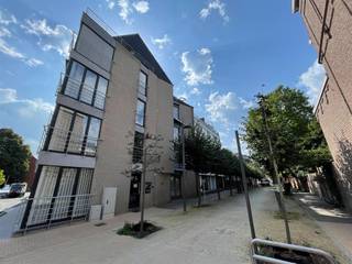 <p><span>Dit aangename appartement is gelegen op de derde verdieping in een erg goed en rustig gebouw. Het heeft een ruime living en bijhorende keuken en terras met zicht op de vest. Het appartement heeft 1 slaapkamer, een berging, een badkamer met douche en toilet. Er is tevens een ruime kelder en er is een lift aanwezig in het gebouw. Centrale ligging vlak in het centrum, maar toch erg rustig! Voor meer info of een bezichtiging, bel 0471/662197. </span></p><p><span> </span></p>