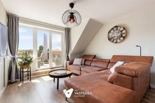 <p><span>Perfect instapklaar appartement met ruim zuidgericht terras en garage</span></p><p><span> </span></p><p><span>Belangrijkste troeven:</span></p><p><span>- Gerenoveerd en volledig instapklaar</span></p><p><span>- Leuke indeling met mooie ruimtes</span></p><p><span>- Prachtig, ruim en zuidgericht terras!</span></p><p><span>- Garagebox reeds in de prijs inbegrepen</span></p><p><span>- Extra parking voor- en achteraan</span></p><p><span>- Asbestveilig, elektriciteit conform en EPC B!</span></p><p><span>- Lage gemeenschappelijke kosten</span></p><p><span> </span></p><p><span>Bekijk zeker ook onze grondplannen met de afmetingen. Zo krijgt u van thuis uit al een perfect beeld van wat deze woning te bieden heeft!</span></p><p><span>Wenst u meer info of een vrijblijvende bezichtiging, contacteer dan ons kantoor op het nummer 014 39 99 99 en wij helpen u graag verder.</span></p>