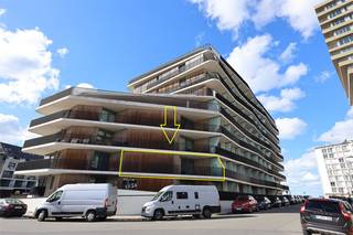 Dit prachtige appartement gelegen in de ‘Crystal Residence’ ligt vlakbij het schitterende strand van Oostende. Ideaal voor mensen die op zoek zijn naar een perfecte uitvalsbasis aan de Belgische Kust.<br /><br />Het gebouw is voorzien van een verwarmd zwembad met terras die enkel toegankelijk is voor eigenaars.<br />Zeedijk, restaurants, winkels en openbaar vervoer op wandelafstand.<br />Mogelijkheid tot aankoop van een staanplaats in het gebouw zelf.<br />Inclusief meubilair!<br /><br />Zeedijk, restaurants, winkels en openbaar vervoer op wandelafstand.<br /><br />Het appartement is gelegen op een 1ste verdieping en bestaat uit:<br /><br />• Open woonkamer en eetplaats <br />• Via het schuifraam krijgt men toegang tot het uniek terras waar men heerlijk kan tafelen.<br />• Open keuken voorzien van elektrische toestellen (elektrisch kookvuur, combi-oven, koelkast met diepvriesvak, vaatwasser ..).<br />• Moderne badkamer met douche, lavabo en toilet<br />• Slaapruimte met dubbel bed en ingemaakte kleerkast<br /><br />Elektriciteit: CONFORM het AREI<br />Schrijnwerk: Aluminium-Hoogrendementsbeglazing<br />Verwarming: Aardgas<br /><br />Interessant als investering, verhuring via ons kantoor mogelijk.<br />Verkoop onder de erfpachtformule, vraag ons meer informatie.<br />Het appartement scoort uitstekend op vlak van energie => EPC: 150 kWh/m²<br /><br />Wenst u snel in dit moderne appartement met zonnig terras te komen wonen, neem dan contact op via telefoon op 059/707.966 of via e-mail naar nicolas@jolieinvest.be<br />