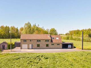 <p>Ontdek deze prachtige alleenstaande woning die ruimte comfort en licht perfect combineert. Met maar liefst 4 volwaardige slaapkamers is dit de ideale thuisbasis voor gezinnen of wie graag extra ruimte wilt.</p>
<p><strong>Indeling:</strong></p>
<p><u>Gelijksvloers:</u> inkomhal, ruime leefruimte met open keuken, ruime berging met inbouw kasten, toilet, badkamer, garage, was berging, carport, tuinhuis &amp; overdekt terras</p>
<p><u>1ste verdiep:</u> 1 slaapkamer met aansluitende dressing, apart toilet, 3 ruime slaapkamers, ruime gang met voldoende inmaakkasten.</p>
<p><strong>Troeven</strong></p>
<ul><li>alleenstaande woning</li><li>zeer ruime tuin</li><li>carport voor 2 auto's + ruime garage</li><li>zonnepanelen</li><li>goeie verbinding</li><li>Volledig gerenoveerd in 2009-2010</li><li>electriciteit 100 % conform </li><li>vooraan mooi verzicht over de velden - achteraan volledig groen</li></ul>