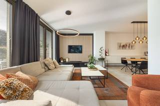 Te koop: Prachtige woning in Broechem!BEZOEKMOMENT: ZATERDAG 27 JUNI van 13u tot 15u. INSCHRIJVEN VERPLICHT!Deze halfopen bebouwing is gelegen op een uiterst centrale locatie en combineert comfort, stijl en bereikbaarheid.Kenmerken:Gezellige woning met luxe afwerkingCharmante keuken volledig uitgerust met kwalitatieve toestellen4 slaapkamers, 1 badkamer met stijlvolle afwerking en 2 toilettenZonnepanelen, groendak, vloerverwarming, prachtig uitzicht vanuit de tuin over agrarisch gebied en multifunctioneel tuinhuisDe woning beschikt over een vaste bewonersparking en bezoekersparkingDe constructie van de woning is privatief en de grond is in mede-eigendom, gedwongen onverdeeldheid (66/1.000sten) in de gemeenschappelijke delen van het woningencomplex.Inlichtingen syndicus zijn beschikbaar bij ons op kantoor!Locatie: Pater Domstraat 30 2520 BroechemEen droomplek om te wonen!BIJZONDERHEDEN: Elektriciteit conform - Perceelscore B & Gebouwscore B - Oppervlaktematen zijn indicatief volgens epc - stedenbouwkundige inlichtingen in aanvraagMis deze kans niet!Contacteer ons vandaag nog en ontvang als eerste informatie over deze prachtige woning.