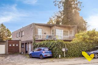 Dit appartement, gelegen te Mol omvat volgende extra troeven dat het zeker de moeite waard is om deze woning te bezichtigen;*garage en kelder...