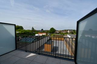 - opendeurdag zondag 31 mei 2026 tussen 10 en 12 uur - vrijblijvend welkomDit ruim duplexappartement van 104 m² vinden we terug in een kleinschalige...
