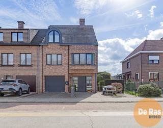 EERSTE BEZOEKMOMENT - zon. 29/03 tss. 10u en 14u (op afspraak - 053/60.65.60)NINOVE - Instapklare half-open bebouwing gelegen in één van de rustigste...