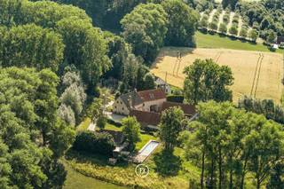 Located on a sun-drenched southern slope in Etikhove, in the heart of the Flemish Ardennes, this exceptional estate is situated on a plot of approximately 5.7 hectares. The property stands out for its combination of refined architecture, spacious volumes, and a unique location with panoramic views of the surrounding nature. Two separate entrances provide easy access and an increased sense of privacy.<br /><br />The main building of 442 m² has been carefully renovated and forms the central living space of this property. Sustainable materials, a thoughtful layout, and high-quality finishes result in a stylish and comfortable whole, suitable as a primary residence or second home.<br /><br />Adjacent to the residence is a spacious night building of 705 m² that can be perfectly arranged as a guest house, additional living space, or versatile use. A separate party barn of 210 m² provides the ideal setting for events or private receptions in a characterful setting.<br /><br />Furthermore, the domain includes a square barn of 250 m² and a separate barn of 420 m², both ideally suited for storage, workshops, craftsmanship, or expansion. For those who value relaxation and luxury outdoor living, there is a fully equipped pool house of 238 m², directly connected to the pool and surrounding terrace areas.<br /><br />Finally, there are 670 m² of stables, one of which is currently under renovation. These offer additional potential for those seeking space for animals, storage, or functional expansion. In total, this property has approximately 1,595 m² of high-quality finished buildings, which is exceptional within this segment.<br /><br />This unique estate offers a rare combination of tranquility, views, volume, and versatility, ideal for those seeking a high-quality farm, a private estate, or a multifunctional property in one of the most beautiful locations in the Flemish Ardennes.<br /><br />Exceptional gem of the Flemish Ardennes.