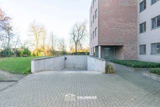VALIMMAS verkoopt dit welgelegen instapklaar en energiezuinig appartement met mooi zonneterras, kelder en mogelijkheid tot een autostandplaats in de ondergrondse garage....     

Het appartement is gelegen op de derde verdieping (met lift), en bestaat uit een inkomhal met vestiaire, een toilet, een ruime living met een open en volledig ingerichte keuken, een wasplaats/berging, een badkamer, twee slaapkamers en een ideaal georiënteerd zonneterras (± 10m²) met mooi uitzicht.    
Inclusief een kelder. Mogelijkheid tot aankoop van een autostandplaats in de ondergrondse garage mits € 15.000.   

Zeer verzorgd, direct instapklaar, luxueus ingericht en met alle hedendaags comfort. Lift, videofoon, vernieuwde CV aardgas, ventilatiesysteem type C, waterverzachter. Asbestvrij. Elektrische installatie conform AREI . Energielabel B = energiezuinig !  De EPC-score zal vermoedelijk nog verbeterd zijn (inmiddels werden CV en schuifraam living vernieuwd) !   

Vrij rustig en residentieel gelegen aan de rand van Vilvoorde-centrum, op 1200m van station Vilvoorde, en in de omgeving van Park Rollegem en scholencampus Horteco. Makkelijke verbindingen naar Ring 0, E19, luchthaven, …    