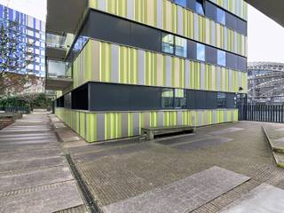 <p>Imaginez-vous entrer de plain-pied dans un immeuble soigné de la Martelarenlaan à Louvain, et ressentir immédiatement que vous avez trouvé un endroit où vous poser. Cet appartement prêt à l'emploi datant de 2010 allie une finition luxueuse à une disposition pratique, et grâce à son emplacement au rez-de-chaussée, vous accédez directement à votre terrasse. Un cadre de vie agréable pour qui aime le confort sans tracas.</p><p>Avec une surface habitable de 78 m², cet appartement offre une répartition intelligente des espaces. La cuisine entièrement équipée (5,5 m²) s'ouvre aisément sur le séjour et invite à cuisiner et à partager de bons moments à table. Les deux chambres, de 12,5 m² et 9 m², offrent suffisamment d'espace pour une famille ou pour qui souhaite aménager un bureau. La salle de bains dispose d'une douche dans la baignoire et d'un WC séparé, et grâce à la présence d'une terrasse, vous créez sans effort un coin extérieur pour profiter pleinement de l'air libre.</p><p>La finition de ce bien peut sans conteste être qualifiée de luxueuse : le double vitrage assure une isolation agréable, le chauffage central au gaz garantit le confort dans chaque pièce, et le label PEB B avec un score de 155 témoigne d'une habitation énergétiquement performante. Vous bénéficiez en outre de la garantie d'un emplacement de parking privé, un véritable atout dans le centre de Louvain.</p><p>L'emplacement sur la Martelarenlaan est un véritable coup de cœur pour qui souhaite avoir tout à portée de main : commerces, écoles, transports en commun, gare et infrastructures sportives se trouvent tous à proximité, tout comme les axes routiers facilement accessibles. Vous combinez ainsi la tranquillité de votre propre chez-vous avec le dynamisme de la ville.</p><p>Cet appartement plein de caractère a éveillé votre curiosité ? N'hésitez pas à contacter notre agence pour planifier une visite, nous nous ferons un plaisir de vous montrer tout ce que cet endroit a à offrir.</p>