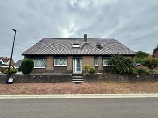 <h3><span>Ruime vrijstaande woning met dubbele woonmogelijkheid </span></h3><h3><span>Deze </span><span>vrijstaande woning</span><span> biedt de mogelijkheid om gebruikt te worden als </span><span>ééngezinswoning of als twee-woonst</span><span>, ideaal voor wie op zoek is naar </span><span>ruimte, comfort en flexibiliteit</span><span>.</span></h3><p><span>Bij het betreden van de woning kom je binnen via de </span><span>ruime inkomhal</span><span>, die toegang biedt tot de </span><span>volledig uitgeruste keuken</span><span> met oven, keramische kookplaat, dampkap en koelkast. De keuken sluit naadloos aan op de </span><span>lichtrijke en ruime woonkamer</span><span>, wat zorgt voor een aangename leefruimte.</span></p><p><span>Op het </span><span>gelijkvloers</span><span> bevinden zich verder:</span></p><ul><li><span>Een </span><span>vernieuwde badkamer</span><span> (2017) met </span><span>inloopdouche</span><span> en </span><span>dubbele lavabo</span></li><li><span>Een </span><span>apart toilet</span><span> (vernieuwd in 2022)</span></li><li><span>Vier ruime slaapkamers</span></li></ul><p><span>Het </span><span>bovenverdiep</span><span> (1996) beschikt over een </span><span>ruime woonkamer</span><span>, een </span><span>volledig ingerichte keuken</span><span> (met oven, koelkast en inductiekookplaat), een </span><span>bureauruimte</span><span>, </span><span>twee slaapkamers</span><span>, een </span><span>badkamer</span><span> (douchekraan vernieuwd in 2022) en </span><span>een extra berging</span><span> ideaal voor extra opbergruimte of hobbys.</span></p><p><span>De woning is </span><span>volledig onderkelderd</span><span> en beschikt over </span><span>twee garages</span><span> en een </span><span>voorziening voor wasplaats</span><span>.<br />Bovendien geniet je van een </span><span>aangenaam terras met koer</span><span>, perfect om buiten te ontspannen of gezellig te tafelen.</span></p><p><span>Extra troeven:</span></p><ul><li><span>Ramen onder vernieuwd in </span><span>2013, </span><span>boven</span><span> 1996</span></li><li><span>Airco </span><span>boven en onder op de gang</span></li><li><span>Elektrische zonwering terras (</span><span>2014</span><span>)</span></li><li><span>Rolluiken vernieuwd in </span><span>2014</span></li><li><span>Badkamer onder volledig vernieuwd in </span><span>2017</span></li><li><span>Toiletten vernieuwd in </span><span>2022</span><span> (beneden én boven)</span></li></ul><p><span>Deze woning is </span><span>instapklaar</span><span>, goed onderhouden en biedt tal van mogelijkheden ideaal voor grote gezinnen.</span></p><p><span> </span></p><p><span>Voor meer info of een bezichtiging, neem contact op met Iris via 0483 11 08 75 of iris@jemar.be</span></p>