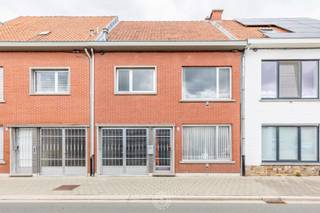 Op een gunstige locatie in Beveren vindt u deze ruime gesloten bebouwing met <strong>inpandige garage</strong> en een bijzonder praktische indeling, ideaal voor wie comfort wil combineren met toekomstmogelijkheden.<br /><br />Bij het binnenkomen valt meteen de aangename lichtinval op in de leefruimte, gelegen aan de rechterzijde van de woning. Deze ruimte loopt naadloos over in de keuken en creëert zo een gezellige en open leefomgeving. Aansluitend bevindt zich een ruime, praktische berging en een gastentoilet. Daarnaast is er eveneens een kelder aanwezig, ideaal als extra bergruimte of voorraadplaats.<br /><br />Op de eerste verdieping zijn er <strong>drie volwaardige slaapkamers</strong> en een ruime badkamer. Extra troef is de bijkomende bergruimte, die perfect kan dienen als dressing of extra opbergmogelijkheid.<br /><br />De zolderverdieping biedt een mooie opportuniteit: mits het plaatsen van een vaste trap kan deze ruimte worden ingericht als extra slaapkamers, bureau of hobbyruimte, volledig naar eigen wens in te richten.<br /><br />Buiten geniet u van een aangename en ruime tuin. Een <strong>bijkomende troef </strong>is het praktische poortje achteraan de tuin, waardoor u vlot toegang heeft voor fietsen of tuinafval. De woning beschikt bovendien over een inpandige garage, wat zorgt voor extra comfort en functionaliteit.<br /><br />Deze woning combineert een <strong>sterke basis </strong>met veel ruimte en tal van mogelijkheden, en dit op een centrale en gegeerde ligging in Beveren.<br /><br />Voor meer informatie of een bezoek kunt u contact opnemen met Emily via 0468 30 00 32 of via emily@claves.be.<br />