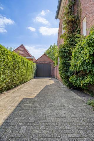 Zoekt u een woning met ruimte, karakter en een heerlijke ligging? Lindendreef 60 te Hoogstraten biedt het allemaal. Deze verrassende gezinswoning combineert rustig wonen met het comfort van alle voorzieningen binnen handbereik.<br />De omgeving: Groen én levendig<br />De woning is gelegen in een mooie, residentiële omgeving in het bruisende Hoogstraten. U geniet hier van de rust van een fijne buurt, terwijl het gezellige stadscentrum met haar terrasjes, winkels en uitstekende scholen vlakbij ligt. Ook voor natuurliefhebbers is de ligging ideaal, met prachtige wandel- en fietsroutes in de nabije omgeving. Daarnaast bent u dankzij de nabijgelegen uitvalswegen snel in steden als Breda of Antwerpen.<br />Indeling van de woning<br />Binnenstappen is thuiskomen. De woning beschikt over een doordachte indeling met tal van extra troeven:<br />Traphal: Een prachtige, stijlvolle traphal die bij binnenkomst direct zorgt voor een warm en karaktervol welkom.<br />Apart toilet: Praktisch en discreet gelegen in de traphal.<br />Woonkamer: Een gezellige en lichte leefruimte waar u heerlijk kunt ontspannen. De aanwezige pelletkachel zorgt bovendien voor extra warmte en sfeer tijdens gezellige momenten thuis.<br />Keuken: Functioneel ingericht en klaar voor al uw kookcreaties.<br />Bureel: Een aparte, rustige kantoorruimte. Perfect voor thuiswerk, zelfstandigen of als studeerkamer.<br />Tuinkamer: De absolute eyecatcher van het huis. Hier geniet u het hele jaar door van optimale lichtinval en een prachtig uitzicht op de tuin.<br />4 slaapkamers: Ruimte in overvloed voor een groot gezin, logeerkamers of een hobbyruimte.<br />Badkamer: Een comfortabele badkamer uitgerust met zowel een heerlijk ligbad als een aparte douche.<br />Kelder: Ideaal voor extra koele berging en voorraad.<br />Wasplaats buiten: Een praktische, aparte ruimte voor uw wasmachine en droger.<br />Garage: Veilige parkeergelegenheid voor uw auto en extra opbergruimte voor fietsen en tuingereedschap.<br />Hobbyruimte achteraan het perceel: Een bijkomende, veelzijdige ruimte die tal van mogelijkheden biedt voor hobby’s, werken, opslag of ontspanning. Deze ruimte is bovendien ook met de auto bereikbaar via een servitudeweg.<br />Maak snel een afspraak om deze verrassende woning en haar vele troeven met eigen ogen te ontdekken.<br />Kom het zelf ontdekken!