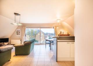 ZONNIG appartement te koop met twee slaapkamers en parkeerplaats in Koksijde.<br /><br />Dit interessante pand bevindt in de Burgondiëstraat, een zeer rustige ligging met een vrij open en groen zicht. Daarnaast kan u vanop het zuidgericht terras volop genieten van de zon en is de zee op wandelafstand te bereiken. Kortom een ideale uitvalsbasis voor een tweede verblijf aan de Westkust. <br /><br />Het appartement werd als volgt ingedeeld: inkomhal met vestiairemogelijkheid | uitgeruste keuken | lichtrijke leefruimte met toegang tot het zonnig terras | twee slaapkamers | badkamer met douche en lavabo | afzonderlijk toilet.<br /><br />Er is een private parkeerplaats inbegrepen die heel vlot toegankelijk is. Het gebouw voorziet ook een privatieve kelder en gemeenschappelijke fietsenberging.<br /><br />Er is GEEN lift aanwezig in de residentie.<br /><br />Bent u op zoek naar een gezellige "pied à terre" met alle nodige voorzieningen te Koksijde? Aarzel dan niet en contacteer ons voor een bezoek.<br /> 