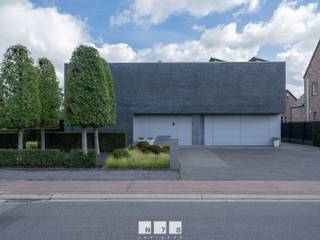 <strong>STIJLVOLLE VILLAWONING MET VERWARMD ZWEMBAD & POOLHOUSE OP 9A85CA IN ROTEM.</strong><br /><br /><strong>TROEVEN<br /></strong>- Rustig en groen gelegen in Rotem, met zicht op het achterliggende weiland.<br />- Op korte afstand van natuurgebied Bergerven, ideaal voor wandelingen, fietsen en genieten van de natuur.<br />- Hoogwaardige en stijlvolle afwerking met veel maatwerk.<br />- Ruime leefkeuken met hoogwaardige inbouwapparatuur en directe verbinding met terras en tuin.<br />- 3 Slaapkamers en een volledig uitgeruste badkamer.<br />- Volledig onderkelderd + ruime inpandige garage.<br />- Zonnepanelen & airconditioning in de slaapkamers.<br />- Aangelegde, omheinde tuin met beregeningssysteem en fraaie waterpartij.<br />- Verwarmd overloopzwembad met kindvriendelijke afdekking & volledig ingericht poolhouse.<br />- Instapklaar geheel met een uitgesproken combinatie van comfort, functionaliteit en luxe.<br /><br /><strong>KELDERVERDIEPING</strong><br />- Volledig onderkelderd: ingedeeld in verschillende ruimtes.<br /><br /><strong>GELIJKVLOERS</strong><br />- Inkomhal (1,05m x 5,55m = 5,83 m²): inbouwkast, tegelvloer.<br />- Woonkamer (6,30m x 4,35m = 27,41 m²): gashaard, maatwerk, parketvloer.<br />- Bureau/speelkamer (3,90m x 2,45m = 9,56 m²): parketvloer.<br />- Keuken (7,90m x 3,85m = 30,42 m²): leefkeuken geïnstalleerd met onder- en bovenkasten, lades, oven, combi-oven, inductiekookplaat, vaatwasser, dampkap, schuifraam naar tuin, schuifraam naar betegeld terras, tegelvloer.<br />- Toilet (1,75m x 0,90m = 1,58 m²): hangtoilet, lavabo, onderkast, tegelvoer.<br />- Berging (2,40m x 3,85m = 9,24 m²): aansluiting wasmachine en droogkast, douche, lavabo, tegelvoer.<br />- Inpandige garage (5,00m x 5,55m = 27,75 m²): sectionale toegangspoort, tegelvoer.<br /><br /><strong>VERDIEPING +01</strong><br />- Overloop (6,30m x 2,10m = 13,23 m²): laminaatvloer.<br />- Badkamer (3,05m x 3,90m = 11,90 m²): ingericht met dubbele lavabo, onderkast, inloopdouche, ligbad, hangtoilet, tv aansluiting, tegelvloer.<br />- Slaapkamer 1 (4,05m x 4,35m = 17,62 m²): airco, laminaatvloer.<br />- Nachthal/dressing (2,25m x 3,20m = 7,20 m²): ingebouwde kasten, laminaatvloer.<br />- Slaapkamer 2 (5,00m x 3,15m = 15,75 m²): maatwerk (kasten en bureau), airco, laminaatvloer.<br />- Slaapkamer 3 (5,00m x 3,00m = 15,00 m²): airco, laminaatvloer.<br /><br /><strong>EXTERIEUR</strong><br />- Aangelegde voortuin met waterpartij.<br />- Beklinderde parkeerplaatsen.<br />- Omheinde tuin met zicht op achterliggend weiland<br />- Beregeningsysteem.<br />- Verwarmd overloopzwembad met kindvriendelijke afdekking.<br />- Poolhouse ingericht met sanitaire cel (douche, toilet, lavabo en onderkast), buitenkeuken voorzien van koelkast, wasbak en ladekasten, tuinberging & overdekt terras.<br /><br />Bekijkt u deze advertentie via een aanverwante vastgoedsite, surf dan zeker naar onze website www.N78vastgoed.be voor een uitgebreide beschrijving en foto's. Meer info: +32 (0)89 86 18 88 of info@N78vastgoed.be.