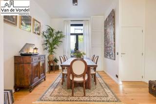 Stijlvolle, energiezuininge en luxueus afgewerkte stadswoning met tuin in hartje Aalst<br /><br />Ontdek deze prachtige, instapklare stadswoning in het bruisende centrum van Aalst – een perfecte combinatie van modern wooncomfort, verfijnde afwerking en een gezellige stadstuin. Met oog voor detail gerenoveerd, biedt deze woning drie volwaardige slaapkamers, hoogwaardige materialen en een unieke woonbeleving in een levendige, maar rustige stadsomgeving.<br /><br />Indeling:<br /><br />Via de inkomhal kom je in een lichtrijke leefruimte met open keuken. De woonkamer straalt klasse uit dankzij de warme parketvloer, ingebouwde verlichting en grote raampartijen die zorgen voor een natuurlijke lichtinval. De open keuken is volledig uitgerust met kwaliteitsvolle inbouwtoestellen en afgewerkt met luxueuze materialen – een droom voor elke hobbykok.<br /><br />Achteraan biedt de charmante stadstuin een oase van rust – ideaal om te ontspannen, te tuinieren of gasten te ontvangen tijdens zwoele zomeravonden.<br /><br />Op de eerste verdieping bevinden zich een ruime slaapkamer en een stijlvolle badkamer met douche, dubbele wastafel en ligbad. De tweede verdieping biedt nog twee ruime slaapkamers, die eveneens dienst kunnen doen als bureau of hobbyruimte.<br /><br />Troeven:<br /><br />Luxueuze afwerking met oog voor detail<br /><br />Volledig gerenoveerd – instapklaar<br /><br />3 volwaardige slaapkamers<br /><br />Stadswoning met gezellige tuin<br /><br />Energiezuinig en conform de huidige normen - EPC: B<br /><br />Centrale ligging op wandelafstand van winkels, scholen, station en horeca<br /><br />Vlotte verbinding met E40 en omliggende steden<br /><br />Meer info via info@vandevondel.be of 0497444201