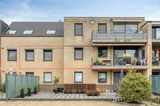 Bent u op zoek naar een instapklaar, energiezuinig en toegankelijk appartement op een gunstige locatie? Dan is dit appartement, gelegen aan de Grote Zapstraat 2 bus 5 in Bilzen-Hoeselt, zeker een bezoek waard.<br /><br />Het appartement werd gebouwd in 2003 en beschikt over een bewoonbare oppervlakte van 93 m². Dankzij het gunstige EPC-label A geniet u van een energiezuinig appartement met een uitstekende energiescore. Daarnaast beschikt het appartement over 2 slaapkamers, 2 privé autostaanplaatsen en een aparte privéberging, wat zorgt voor extra comfort en praktisch gebruiksgemak.<br /><br />De ligging vormt een belangrijke troef. Scholen, winkels, openbaar vervoer en dagelijkse voorzieningen bevinden zich in de nabije omgeving. Bovendien zorgt de vlotte aansluiting richting de autosnelweg voor een uitstekende bereikbaarheid naar omliggende steden en gemeenten.<br /><br />Bij het betreden van het appartement komt u binnen in de inkomhal, die toegang geeft tot de woonkamer. De ruime leefruimte geniet van veel natuurlijke lichtinval dankzij de grote raampartijen en biedt een aangenaam uitzicht op de tuin. Aansluitend bevindt zich de keuken, die praktisch werd ingericht.<br /><br />Vanuit de leefruimte heeft u toegang tot het terras, dat voorzien is van twee zonneschermen. Hierdoor kan u ook buiten genieten van een aangename extra leefruimte.<br /><br />Verder geeft de inkomhal toegang tot de 2 slaapkamers en de badkamer. Daarnaast is er een aparte bergkamer aanwezig, waar onder meer sanitaire voorzieningen werden geplaatst, waaronder een waterverzachter met capaciteit voor 4 personen.<br /><br />Een bijkomende troef is dat het appartement perfect toegankelijk is voor rolstoelgebruikers. Hierdoor is het appartement geschikt voor een brede doelgroep, van starters en koppels tot senioren of wie op zoek is naar comfortabel en zorgeloos wonen.<br /><br />Kortom, een ruim en energiezuinig appartement met 2 slaapkamers, EPC-label A, terras, 2 privé autostaanplaatsen en aparte privéberging op een uitstekende locatie in Bilzen-Hoeselt.<br /><br />Bestuursmaatregelen in het maatregelenregister: nee