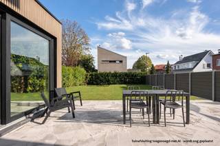 <p><span>F</span><span>antastische opportuniteit: net afgewerkte vernieuwbouwwoning met àlle comfort op strategische locatie!<br />Volledig gerenoveerde villa met 4 ruime slaapkamers en 3 badkamers, ruime leefruimte en -keuken, aparte bureauruimte, wasplaats, dressings, garage en leuke tuin, gelegen in een rustige residentiële wijk, vlakbij parken, stad, winkels, ziekenhuis en ring!<br />EPC A: warmtepomp, zonnepanelen, batterij, airco, laadpaal: alle duurzame èn comfortabele toekomstgerichte technieken zijn aanwezig!<br />De tuinafsluiting wordt nog geplaatst.<br /><br />2% registratierecht mogelijk voor enige en eigen woning bij ondertekening compromis in 2026 (en akte in 2027)!<br /></span></p>
<p><span>INDELING</span></p>
<p><span>GLVL: Ruime inkomhal met vestiaire en gastentoilet, bijzonder lichtrijke leefruimte van maar liefst 70 m² en volledig uitgeruste keuken met combi-oven, microgolfoven en keukeneiland met elektrische kookplaat en dampkap. Apart bureau van ca. 11 m² met rustgevend zicht op de tuin; deze kan ook gebruikt worden voor professionele doeleinden omdat het via de inkomhal te bereiken is. Garage met een elektrische poort aan straatzijde èn aan tuinzijde, waardoor je 1 wagen binnen het domein en 1 in de garage kan parkeren.</span></p>
<p><span>1e VERD: 3 ruime slaapkamers, waarvan 1 met ensuite badkamer en dressing. Verder bevinden zich hier een praktische wasplaats en een extra badkamer. De slaapkamers zijn afgewerkt met een houten visgraatvloer, die zorgt voor een warme en gezellige sfeer.</span></p>
<p><span>2e VERD: Ruime master bedroom met dressing en eigen badkamer. Ook hier zorgt de houten visgraatvloer voor een warme uitstraling.</span></p>
<p><span>De badkamers zijn telkens voorzien van een lavabo en douche.</span></p>
<p><span>BUITEN</span></p>
<p><span>De woning beschikt over een ideale oppervlakte qua tuin (groot genoeg maar zeer beperkt onderhoud) en terras aansluitend aan de leefruimte, ideaal om te genieten van de groene en rustige omgeving. </span></p>
<p><span>LIGGING</span></p>
<p><span>Rustige residentiële wijk in Mechelen Noord, bij Tivoli-park, en vlakbij Bon'ap, Carrefour, Colruyt, oprit R6 naar E19 Brussel-Antwerpen, en Sint-Maartenziekenhuis. Op fietsafstand van centrum en station Mechelen. Bus, school en recreatie vlakbij.</span><span><br /><br />Zin om deze gloednieuwe woning te komen ontdekken? Maak dan snel een afspraak met Tinne via tinne.schotsmans@trevi.be of 015 33 19 19. Tot dan!<br /></span></p>