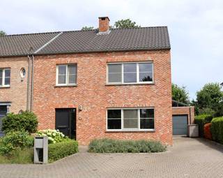 Instapklare energiezuinige gezinswoning in zeer rustige straat nabij het centrum.Geen Immo of Makelaar!Welkom in deze ruime en lichtrijke woning uit...