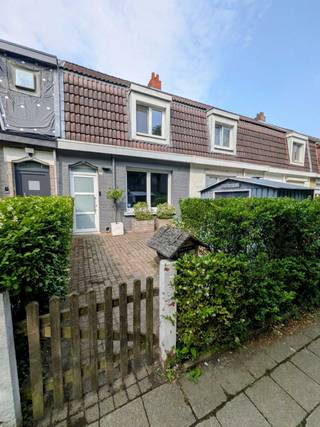 Instapklare eensgezinswoning met 3 slaapkamers, voortuin en een groot terras. Goede ligging qua bus/tram en autostrade opritten naar...