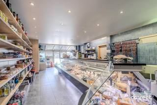 Handelspand met woonst op commerciële toplocatie.In Maldegem, langs 1 van de belangrijkste verbindingswegen tussen de E40 en de kuststreek / Brugge, vinden we deze ruime handelszaak met woonst terug, gelegen op een ruim perceel.Het pand werd opgetrokken in 1960 en werd door de jaren heen goed onderhouden en vernieuwd. Het handelsgelijkvloers omvat een ruime winkel, met atelier, koelcel etc. De woonkamer, keuken, berging, terras en garage vinden we ook op het gelijkvloers terug, alsook heel wat autostaanplaatsen en 2 inritten. Op het verdiep vinden we 3 ruime slaapkamers terug en een badkamer, en nog een ruime zolder. Het handelsgelijkvloers omvat +- 150 m², en het woongedeelte omvat +- 160 m².Kenmerkend voor dit pand is de grote visibiliteit langs 1 van de drukste verbindingswegen van de streek. Het perceel ligt volledig in woongebied waardoor er heel wat mogelijkheden zijn, ook voor herontwikkeling.📞 Contacteer Emile voor een bezoek: 0492 08 08 08 – emile@correctvastgoed.be👉 Online schattingstool: https://www.correctvastgoed.be/schatting