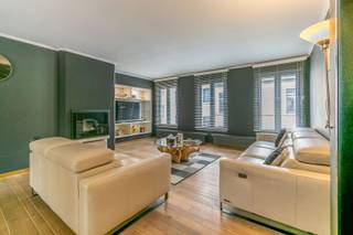 Een ruim en volledig instapklaar duplex-appartement (214m²) met zeer gunstig EPC, 5 slaapkamers, 3 badkamers en 2 terrassen en 14 zonnepanelen. Biedt zeer mooie, lichtrijke en open ruimtes en is gelegen in het Centrum van Halle.<br /><br />Op de tweede verdieping (met lift): inkomhal met toilet (15.12m²), ruime en lichtrijke woonkamer met knappe pellet kachel (55.73m²), vernieuwde volledig ingerichte keuken (AEG-toestellen - 15.05m² - dubbel verlek, dampkap, inductie kookplaat, vaatwasser, microgolf, koelkast en oven), bureau/slaapkamer 1 (12.05m²);<br />Op het verdieping: sierlijke nachthal, slaapkamer 2 (14.35m²) met inbouwkasten en aansluitende badkamer (8.65m² - bad, inloopdouche, dubbele wastafel en toilet), slaapkamer 3 (13.30m²) met inbouwkasten en aansluitende douchekamer (douche en wastafel), slaapkamer 4 (13.80m²) met inbouwkasten en aansluitende douchekamer (douche en wastafel), slaapkamer 5 (12.50m²), toilet en technische ruimte;<br />Verder: 2 terrassen (2.84 - 6.70m²), zolder, kelder, mogelijkheid tot aankoop gesloten garagebox.<br />Buitenschrijnwerk PVC dubbel en driedubbel geluidswerend glas (2025) met rolluiken en screens - Centrale verwarming op aardgas (2024) (condenserende ketel) en airco warm + koud - EPC: A + 14 zonnepanelen (2024)<br />Nutsvoorzieningen: water, gas, elektriciteit, waterverzachter, airco, veiligheidsdeur en parlofoon/videofoon<br />Gemeenschappelijk lasten: 179€/maand - Elektrische installatie conform tot 2051! <br />Bewoonbare oppervlakte: ca. 214m² - K.I.: 1.579 EUR (NG) <br />Stedenbouwkundige inlichtingen aangevraagd.