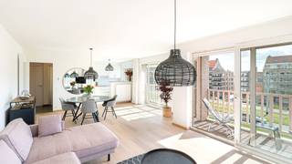 Op een absolute toplocatie te Heist, in de gegeerde Graaf d’Ursellaan, verkopen wij dit prachtig appartement dat uitblinkt in licht, ruimte en comfort. Dankzij de hoekligging geniet u hier van mooie, open zichten en een overvloed aan zonlicht. Energiezuinig met een energielabel A.<br /><br />Het appartement ligt net achter de Zeedijk waardoor u geniet van een optimale oriëntatie naar het zuiden. Een absoluut vakantiegevoel met het strand en de duinen om de hoek. <br />Een bewoonbare oppervlakte van ca.116 m² wat interessant is voor zowel vaste bewoning als tweede verblijf. <br /><br />Indeling: inkomhal met gastentoilet, fantastische leefruimte met parket en toegang tot het zonneterras, halfopen keuken met alle nodige toestellen, een praktische berging met wasmachine-aansluiting. Verder nog 3 volwaardige slaapkamers met elk hun badkamer.<br />Algemene fietsenstalling in het gebouw en een privatieve kelder inbegrepen in de prijs.<br /><br />Een zeldzame kans op een absolute toplocatie.<br /><br />Bezoeken of meer informatie?<br />Contacteer Sacha Vanrafelghem op GSM 0487/43.79.10.