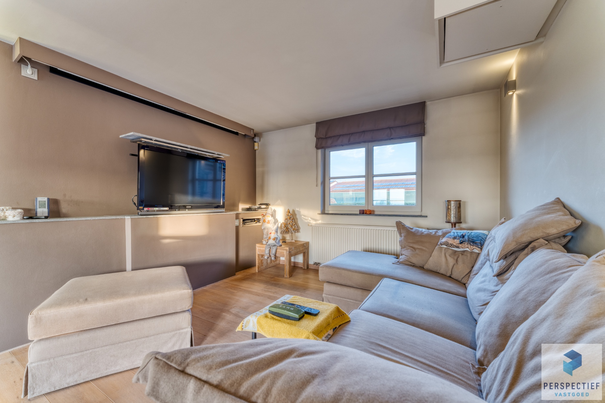 Landelijk gelegen villa met handelsruimte en buitenzwembad op 1370 m² - foto 4