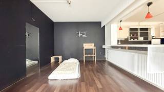 Op de Michel Scheperslaan 60 bevindt zich deze charmante woning met een mooie combinatie van ruimte, comfort en een goede ligging.<br /><br />De woning beschikt over een grote living die mooi doorloopt naar de keuken. De geïnstalleerde keuken sluit hierdoor naadloos aan bij de leefruimte en zorgt voor een aangename, open woonbeleving.<br /><br />Op het gelijkvloers bevindt zich een badkamer met douche en spoelbak, aangevuld met een apart gastentoilet. Verder is er ook een praktische technische ruimte aanwezig.<br /><br />Een absolute troef is de mooie, gerenoveerde bureauruimte, ideaal voor wie van thuis uit werkt of een rustige werkplek nodig heeft.<br /><br />Op de eerste verdieping bevinden zich drie comfortabele slaapkamers, die gerenoveerd werden.<br /><br />Buiten is er bovendien een bijgebouw aanwezig dat kan dienstdoen als tuinhuis en extra bergruimte biedt.<br /><br />De woning geniet van een goede ligging met een vlotte verbinding naar Houthalen, Hasselt en Zonhoven.<br /><br />Een instapklare woning met gerenoveerde ruimtes, drie comfortabele slaapkamers en een praktische indeling, ideaal voor wie op zoek is naar een aangename gezinswoning.<br /><br /><span>Maatregelen opgenomen in het Maatregelenregister: nee</span><br /><br />Pluspunten:<br />- Gerenoveerde woning<br />- Grote living met open verbinding naar de keuken<br />- Geïnstalleerde keuken<br />- Gerenoveerde bureauruimte<br />- Drie gerenoveerde en comfortabele slaapkamers<br />- Badkamer op het gelijkvloers<br />- Extra badkamer op de verdieping<br />- Apart gastentoilet<br />- Praktische technische ruimte<br />- Bijgebouw/tuinhuis<br />- Goede verbinding naar Houthalen, Hasselt en Zonhoven<br /><br />Voor meer informatie of een bezoek kan u ons contacteren via 078/78.78.70.<br />U bent uiteraard ook steeds welkom op ons kantoor.