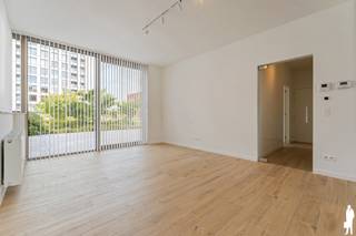 <strong>Huurprijs: 1.100 EUR per maand<br />+ 100 EUR per maand voor ondergrondse autostaanplaats en berging<br />+ 140 EUR per maand gemeenschappelijke kosten<br />Kosten plaatsbeschrijving zijn 50/50 te betalen door huurder en verhuurder<br />Huurwaarborg = 3 maanden huur<br />Beschikbaar: Onmiddellijk<br /><br /></strong><strong>BEZOEK AANVRAGEN EN KANDIDAAT STELLEN VIA ONZE WEBSITE: www.deboerenpartners.be</strong><br />Indien u een bezoek wenst aan te vragen aan dit eigendom te huur, dan kan dit enkel via het aanvraagformulier op onze website. U zoekt het betreffende eigendom onder ons 'aanbod te huur', en klikt daarna bovenaan op 'bezoek inplannen'.<br />Daarna doorloopt u alle stappen en vult u de gevraagde gegevens in. Wij behandelen uw aanvraag binnen de 2 werkdagen en contacteren u daarna. Omwille van het grote aantal aanvragen, worden verzoeken via Immoweb, Immoscoop of Spotto niet behandeld.<br /><br /><span>Beschrijving van het appartement:<br /></span>Prachtig nieuw tweeslaapkamerappartement gelegen op de eerste verdieping, in het hartje van Turnhout.<br /><br />Bij het betreden van het appartement komt u binnen in de inkomhal met apart gastentoilet. Via de glazen deur bereikt u de ruime en lichtrijke leefruimte met open keuken. De moderne keuken is volledig uitgerust met hoogwaardige toestellen en beschikt over een composiet werkblad, inductiekookplaat, vaatwasser, koelkast, combi-oven en voldoende opbergruimte.<br /><br />Het appartement wordt voorzien van verlichting en verduistering. Aansluitend bevindt zich een praktische berging met aansluiting voor wasmachine en droogkast.<br /><br />Verder beschikt het appartement over twee volwaardige slaapkamers en een moderne badkamer met inloopdouche en dubbele wastafel. Het ruime terras is zowel toegankelijk vanuit de leefruimte als vanuit één van de slaapkamers.<br />Tot slot beschikt het appartement over een ondergrondse parkeerplaats (P410) en een private kelderberging (B67).<br /><br /><span>Bijzonderheden:</span><br />- Centraal gelegen in het stadscentrum van Turnhout<br />- Op wandelafstand van winkels, horeca en openbaar vervoer<br />- Ruim terras<br />- Energiezuinig wonen