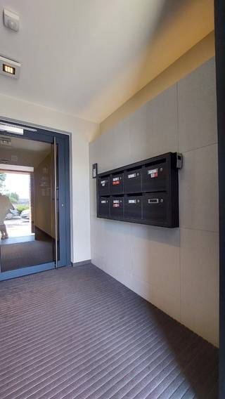 Dit instapklaar en ruim woon appartement is centraal gelegen te Bredenemet prachtig open zicht op het kanaal Oostende - Brugge.Modern ingericht en...