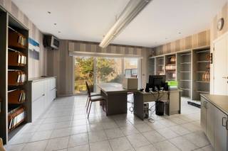 Riante villa voor vrij beroep of kantoor met woonstIn het hart van de idyllische Vlaamse Ardennen, gemeente Volkegem, bevindt zich deze uitzonderlijk...