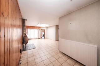 <p><span><strong>Ruime te renoveren woning met 4 slaapkamers, garage en tuin in Lier.</strong></span></p><p><span>Aan de Sint-Bernardusstraat 9 in Lier vind je deze ruime rijwoning met een oppervlakte van 192 m². Een mooie opportuniteit voor wie een woning volledig naar eigen smaak wil renoveren en inrichten.</span></p><p><span>Met vier slaapkamers biedt de woning volop ruimte voor een gezin, een thuiskantoor of een hobbykamer. De inpandige garage zorgt voor praktische parkeer- en bergruimte. De tuin vormt een fijne buitenruimte om te ontspannen of gezellig samen te zijn.</span></p><p><span>Op zoek naar een renovatieproject met ruimte en potentieel? Ontdek de mogelijkheden van deze woning en maak er jouw nieuwe thuis van.</span></p><p><span>Contacteer Radix Vastgoed voor meer informatie of een bezoek ter plaatse.</span></p>