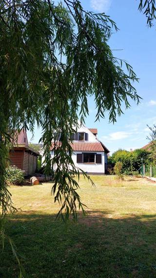 Op de grens met Herne en Kokejane, verscholen in het groen, vindt u deze bijzonder charmante woning met een prachtig aangelegde, natuurlijke tuin van maar liefst 12,53 aren. Hier geniet u van absolute rust, terwijl alle voorzieningen zich op amper vijf minuten afstand bevinden: station, grote winkels, apotheek, scholen (Nederlandstalig en Franstalig), de A8/E429 Brussel–Doornik, én de Golf Club van Edingen met zijn beroemde park en manege /ponyclub op 200m.
Het huis is zeer lichtrijk en baadt van ’s morgens tot ’s avonds in de zon. De tuin is volledig afgesloten en biedt een idyllische vijver, een tuinhuis, carport en een gevoel van volledige privacy.  Op het gelijkvloers: inkomhal met vestiaire en toilet, een grote leefruimte +/-53m², grote volledig ingerichte woonkeuken met aanpalende berging, slaapkamer ( 12m²) en garage.  Op de verdieping geeft de nachthal toegang tot 3 ruime kamers (33m²,15², 19m²), een grote badkamer (ligbad, dubbele lavabo, afzonderlijke douche) en toilet.
Deze woning biedt ook heel wat opslagmogelijkheden dankzij de garage en buitenberging/carport
Extra troeven: alarmsysteem, natuurlijke en onderhoudsvriendelijke tuin, rustige ligging met vlotte bereikbaarheid.
Een woning die rust, ruimte en charme combineert — klaar om uw nieuwe thuis te worden. Voor meer info of bezoek contacteer Sophie 0496/71.50.59