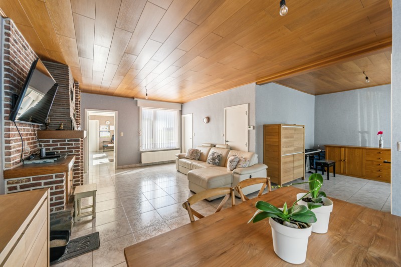 Ruime gezinswoning met 5 slaapkamers, 2 inpandige garages en zonnige tuin met landelijk zicht én uitweg op 747m2 - foto 2