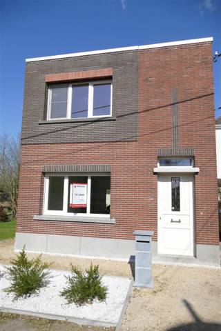 Deze mooi gerenoveerde open bebouwing biedt alles wat je nodig hebt voor een comfortabel en modern leven. Gelegen in een rustige en groene...