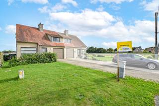 BEZOEKMOMENT OP 19/09 TUSSEN 9u30 & 11u30.<br />(GRAAG OP VOORHAND INSCHRIJVEN VIA WWW.RESIDENTIEVASTGOED.BE OF 058 622 815)<br /><br />Instapklare halfopen woning met prachtige vergezichten op 386 m² te Nieuwkapelle! <br /> <br />Op het gelijkvloers worden we verwelkomd in een inkomhal met apart gastentoilet. De sfeervolle leefruimte is warm ingericht met aansluitend een open keuken met berging. Zowel van in de living als keuken heb je zicht op de tuin en de achterliggende velden.<br /> <br />Op het verdiep zijn er drie ruime slaapkamers die voldoende ruimte bieden voor heel het gezin! De badkamer zorgt ervoor dat je kan genieten van voldoende ruimte en privacy tijdens je ochtendroutine. De volledige woning is voorzien van hoogrendementsbeglazing en wordt verwarmd met een recente (2020) hoge rendementsketel. De regenwaterput van 10.000 liter, die aangesloten is op beide toiletten, bespaart op je waterfactuur. Extra bergruimte op de geïsoleerde zolder. De woning beschikt tevens over een garage en een ruime oprit waar je 3 wagens kan parkeren.<br /> <br />School, onthaalmoeder, kapper, Delhaize,... op korte afstand. Elektriciteit conform! <br />Interesse? Maak dan nu een afspraak! <br />EPC: 171 kWh/m² - UC: 2932814 (Ref. NI24605)