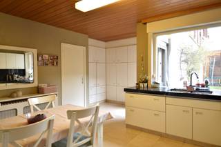 Deze verzorgde gezinswoning combineert ruimte, charme en een uitstekende ligging vlakbij het centrum van Bissegem. Scholen, winkels en belangrijke invalswegen bevinden zich in de onmiddellijke omgeving, wat zorgt voor vlotte verbindingen en een bijzonder aangenaam wooncomfort.<br /><br />Indeling als volgt:<br />Bij het betreden van de woning wordt u verwelkomd in een mooie inkomhal met authentieke uitstraling, waar u meteen de warme sfeer van het huis ervaart. Apart toilet.<br />De woning beschikt over een ruime en lichtrijke leefruimte met open haard en een volledig geïnstalleerde keuken, voorzien van alle comfort.<br />Verder zijn er nog een kelder en een praktische bergruimte aanwezig. <br /><br />Op de eerste verdieping bevinden zich 3 volwaardige slaapkamers.<br />Comfortabele badkamer uitgerust met ligbad, douche en dubbele lavabo.<br />Ook hier treffen we een apart toilet.<br /><br />De aangename tuin met aangelegd terras vormt een fijne buitenruimte om te ontspannen.<br />Vanuit de tuin heeft u bovendien toegang tot een polyvalente ruimte van ca. 70 m², vroeger ingericht als schoenenwinkel. Deze ruimte biedt tal van mogelijkheden, zoals een hobbyruimte, praktijk of bureau. Er is een apart sanitair (toilet en lavabo) voorhanden.<br />Eveneens is er een rechtstreekse toegang van de straatkant.<br /><br />EXTRA TROEVEN: zolder met meer opbermogelijkheden, grotendeels dubbele beglazing, ...<br /><br />Onze ref. DEV4869