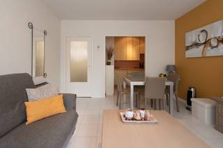 Instapklare studio te koop met zijdelings zeezicht te koop te Middelkerke. Deze studio is gelegen op de tweede verdieping van de Residentie Costa del Sol. Van uit de leefruimte geniet u van prachtig zijdelings zicht op zee.Indeling: - inkomhall - lichtrijke woonkamer met zijdelings zeezicht- keuken voorzien van o.a. frigo, kookplaat, dampkap en oven- vernieuwde badkamer met douche , toilet, lavabo meubel en handdoek radiator - gemeenschappelijke fietsenberging waarvan deze studio over 2 fietshaken beschiktPluspunten:- zijdelings zeezicht- zonnekant- centrale ligging: vlakbij zee, winkels en openbaar vervoer- positieve elektriciteitskeuring- recente gevelrenovatie - nieuwe ramen Bent u op zoek naar een studio met zijdelings zeezicht te koop centraal gelegen te Middelkerke? Aarzel dan niet om uw afspraak vast te leggen.Bestuursmaatregelen in het maatregelenregister: in aanvraag