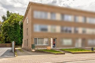Gerenoveerd gelijkvloersappartement (97m²) met 2 slaapkamers, tuin, autostaanplaats en garage/magazijn (92m²)Gelegen aan de Turnhoutsebaan op de...