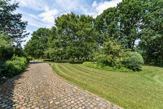 Een unieke eigendom waar ruimte, rust en natuur samenkomen.<br /><br />Verscholen in het groen, op een prachtig perceel van maar liefst 6.671 m², bevindt zich deze uitzonderlijk charmante woning. Van zodra u de oprijlaan oprijdt, ervaart u een gevoel van rust en privacy. De volwassen bomen, de verzorgde tuin en het indrukwekkende vergezicht creëren een sfeer die elke dag opnieuw aanvoelt als vakantie.<br /><br />Vanop het perceel geniet u van een adembenemend panoramisch uitzicht over het glooiende Hageland, met op heldere dagen een zicht tot in Brussel. Een zeldzame combinatie van landelijke sereniteit en strategische bereikbaarheid.<br /><br />Deze oerdegelijk gebouwde woning biedt een solide basis en een stijlvolle architectuur.<br /><br />De woning is steeds met zorg onderhouden en biedt alle troeven om onmiddellijk te bewonen of verder naar eigen smaak te moderniseren.<br /><br />Buitenleven<br /><br />Het uitzonderlijk ruime domein vormt een groene oase met statige bomen, uitgestrekte gazons en een prachtige oprijlaan. Dankzij de natuurlijke omkadering geniet u van maximale privacy zonder geïsoleerd te wonen.<br /><br />Deze eigendom is ideaal voor wie droomt van:<br /><br />landelijk wonen in alle rust<br />een combinatie van wonen en werken<br />een praktijk of zelfstandige activiteit aan huis<br />een gezin dat ruimte en natuur belangrijk vindt<br />liefhebbers van tuinieren, dieren of buitenleven<br /><br />Elke hoek van het perceel straalt rust uit. Het uitzicht over de omliggende velden en bossen zorgt het hele jaar door voor een uitzonderlijke woonbeleving.<br /><br />Ligging<br /><br />De Wijngaardstraat behoort tot de meest gegeerde landelijke locaties van Tielt-Winge. De woning bevindt zich in het hart van het prachtige Hageland, een streek die bekendstaat om haar glooiende landschappen, uitgestrekte bossen, wandel- en fietsroutes en talrijke wijngaarden.<br /><br />Ondanks de uiterst rustige ligging bevinden winkels, scholen, horeca en sportvoorzieningen zich op slechts enkele minuten rijden. Ook de verbindingen naar Leuven, Aarschot, Diest en de E314 zijn uitstekend, waardoor u geniet van een perfecte balans tussen natuur en bereikbaarheid.<br /><br />Wie houdt van wandelen, fietsen of simpelweg genieten van een groene omgeving, vindt hier een unieke woonlocatie waar elke dag voelt als ontsnappen aan de drukte.<br /><br />Troeven<br />Perceel van 6.671 m²<br />Fantastisch vergezicht tot in Brussel<br />Strategisch gelegen op slechts 20 kilometer van UZ Leuven <br />Zeer rustige en groene ligging<br />Volwassen parkachtige tuin<br />Oerdegelijke constructie<br />3 slaapkamers<br />2 badkamers<br />Volledig onderkelderd<br />Grote opslagruimte<br />Ideaal voor wonen, werken of een combinatie van beide<br />Instant vakantiegevoel, elke dag opnieuw<br /><br />Een eigendom die zelden op de markt komt. Een unieke kans voor wie op zoek is naar ruimte, privacy, karakter en een uitzonderlijke ligging in één van de mooiste regio's van het Hageland.