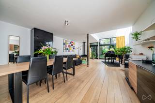 <div>
<div>
<section>
<div>
<div>
<div>
<div>
<div>
<div>
<p><strong>EEN ECHTE PAREL IN ETTERBEEK – 262 M², WESTGERICHTE TUIN EN EPC D-</strong></p>
<p>Op slechts enkele minuten wandelen van het Jubelpark, de Tongerenstraat, de Europese wijk en alle voorzieningen die Etterbeek zo geliefd maken, bevindt zich deze elegante karakterwoning van 262 m² (volgens EPC), die liefhebbers van ruimte, licht en authenticiteit onmiddellijk zal bekoren.</p>
<p>Achter de charmante gevel schuilt een woning die volledig werd heringericht volgens de hedendaagse woonverwachtingen. Dankzij de aanzienlijke investeringen van de voorbije jaren geniet u vandaag van een uitzonderlijk wooncomfort én een uitstekend EPC-label D-, een steeds belangrijkere troef op de Brusselse vastgoedmarkt.</p>
<p>Vanaf het eerste moment maakt de woning indruk met haar royale volumes, hoge plafonds, authentieke elementen en overvloedige natuurlijke lichtinval. De prachtige trappenhal, badend in het daglicht, de open leef- en ontvangstruimtes en de vele doorkijken zorgen voor een warme, aangename en uitnodigende sfeer.</p>
<p>Achteraan vormt de westgerichte tuin van 130 m² een echte uitnodiging om te genieten van zonnige namiddagen en lange zomeravonden. Zeldzaam in deze gegeerde buurt biedt deze buitenruimte een uitzonderlijke woonkwaliteit waar rust, groen en privacy harmonieus samenkomen in het hart van de stad.</p>
<p>Ook op technisch vlak heeft deze woning heel wat te bieden: verbeterde isolatie, een condenserende gasketel, een thermodynamische boiler, zonnepanelen, een vernieuwde elektrische installatie, gerenoveerde daken en performante beglazing. Dankzij deze investeringen kunnen de toekomstige eigenaars zich onmiddellijk installeren zonder grote werken te moeten voorzien.</p>
<p>Een woning waar elk detail een verhaal vertelt en waar de charme van het verleden perfect samengaat met hedendaags comfort. Een zeldzame woonkans, klaar om een nieuwe familie te verwelkomen die enkel nog haar koffers hoeft uit te pakken.</p>
<p>Een echte coup de cœur in één van de meest gegeerde wijken van Brussel.</p>
</div>
</div>
</div>
</div>
</div>
</div>
</section>
</div>
</div>