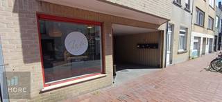 Modern handelspand te huur gelegen aan het binnenkomen van Knokke. HORECA is mogelijk. Indeling: inkomdeur die toegang geeft tot een eerste grote ontvangstruimte/handelsruimte, een toilet/doucheruimte, een berging/wasplaats, een tweede grote ontvangstruimte/handelruimte, een ruime bergruimte, een ruime garage die uitkomt op een binnenkoer. Te bezichtigen op afspraak. Interessante huurvoorwaarden. Ideaal voor beginnende ondernemers/startups!<br /><br /><br /><span><strong>Tehuurstelling onder voorwaarden; Zie www.more.be, "bijlagen" en onder voorbehoud van beschikbaarheid.</strong></span>