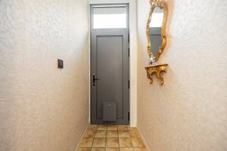 <p>Deze woning in de Parkstraat in Boom beschikt over drie slaapkamers, met de mogelijkheid om eenvoudig een vierde slaapkamer te creëren. Met twee volwaardige verdiepingen, een terras en een aangename zuidoostgerichte tuin biedt de woning heel wat ruimte en mogelijkheden voor wie verder naar eigen smaak wil opfrissen.</p>
<p>De woning ligt in een rustige straat, vlak bij het Park van Boom, en toch bijzonder centraal met een vlotte verbinding naar Antwerpen en Brussel via de A12 en E19.</p>
<p>Op het gelijkvloers bevinden zich de inkomhal, woonkamer, keuken, badkamer en een praktische berging. Daarnaast beschikt de woning over een kelder.</p>
<p>Op de eerste verdieping geeft de nachthal toegang tot twee ruime slaapkamers. Via een vaste trap bereik je de tweede verdieping, waar zich momenteel één grote ruimte bevindt. Deze kan perfect ingericht worden als ruime derde slaapkamer of worden opgedeeld in twee afzonderlijke slaapkamers.</p>
<p>Achteraan beschikt de woning over een terras en een aangename tuin met zuidoostelijke oriëntatie.</p>
<p>Ook werden reeds enkele belangrijke werken uitgevoerd. De voorgevel werd vernieuwd in 2015 én in 2025 werden de ramen en deuren vernieuwd.</p>
<p>Voor deze woning is de renovatieplicht van toepassing.</p>
<p>Kortom, een aangename woning met veel potentieel, een aangename tuin en een centrale ligging, nabij alle dagdagelijkse zaken én groen.</p>
<p>Graag een bezoek ingepland?<br />Contacteer ons via jarno@groepvanhaute.be of 0492 83 88 19</p>