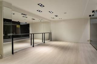 Het handelspand van ca. 54m² bestaat uit 2 verdiepingen van elk ca. 27m² en is volledig instapklaar. Met haar ligging in Galerij De Meester, gelegen tussen de Grote Markt en de Ooststraat en met gekende zaken als Boggi, Orange, Pulpe, ... in de galerij, zit je pal in het commerciële centrum van Roeselare. Zo is er ook directe parkeergelegenheid bij het pand beschikbaar. Zowel geschikt voor handel, kantoor als voor horeca. Het pand is voorzien van elektriciteit, stadswater, internet en beschikt over een eigen toilet. Dit pand kan onderhevig zijn aan de renovatieverplichting die door de Vlaamse overheid wordt opgelegd voor niet-residentiële gebouwen. Consulteer voor meer informatie de website van het Vlaams Energie- en Klimaatagentschap via https://www.energiesparen.be/nr/renovatieverplichting.Bent u geïnteresseerd in bedrijfsvastgoed bestaande uit een handelspand te koop in Roeselare? Aarzel dan niet om ons te contacteren op het nummer 051 21 22 23.