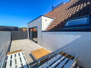 Ruim 2-slaapkamerappartement (129m²) te Leke (Diksmuide). Dit prachtige nieuwbouwappartement is gelegen op de eerste verdieping van een kleinschalige residentie. De residentie is voorzien van een lift. Het appartement bestaat uit een eetkamer met open totaal ingerichte keuken, zithoek met bureelhoek, 2 ruime slaapkamers, een berging, apart toilet en een badkamer voorzien van dubbel lavabomeubel / ligbad en inloopdouche. Tevens is nog een groot zongericht terras voorzien. Maandelijkse huurprijs 795 euro per maand (geen syndickosten). Beschikbaar in overleg. EPC: 110 UC: 3338421 (Ref. NI27484)
