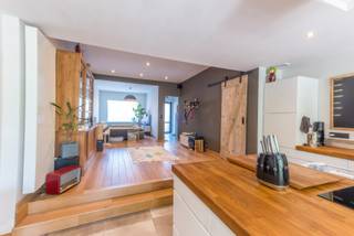Ruime instapklare gezinswoning met 4 slaapkamers en mogelijkheid tot creëren van een vijfde, zonnepanelen en EPC B in rustige wijk van Onze-Lieve-Vrouw-Waver<br /><br />Op zoek naar een ruime woning waar je meteen je intrek kunt nemen? Deze instapklare rijwoning in een rustige en kindvriendelijke buurt van Onze-Lieve-Vrouw-Waver biedt maar liefst 200 m² bewoonbare oppervlakte en combineert charme, comfort en energiezuinig wonen.<br /><br />De woning beschikt over vier slaapkamers, met de mogelijkheid om eenvoudig een vijfde slaapkamer te creëren. De badkamer is uitgerust met zowel een ligbad als een inloopdouche.<br /><br />De lichtrijke en ruime leefkeuken vormt het gezellige hart van de woning en nodigt uit om samen te koken en te genieten. Op zonnige dagen is het aangenaam vertoeven op het terras van de zuid gerichte tuin, terwijl de diepe garage niet alleen plaats biedt aan een wagen, maar ook extra opslagruimte voorziet.<br /><br />Ook op energetisch vlak scoort deze woning uitstekend. Met een EPC-label B, zonnepanelen, centrale verwarming op aardgas en airconditioning in de zolderkamers ben je verzekerd van een aangenaam wooncomfort én een lagere energiefactuur.<br /><br />Troeven op een rij:<br /><br />200 m² bewoonbare oppervlakte<br />4 slaapkamers + mogelijkheid tot 5e slaapkamer<br />Ruime leefkeuken<br />Badkamer met ligbad én inloopdouche<br />2 toiletten<br />Terras<br />Diepe garage<br />EPC B<br />Zonnepanelen<br />Elektriciteitskeuring wordt in orde gebracht<br />Airconditioning in de zolderkamers<br />Rustige ligging in Onze-Lieve-Vrouw-Waver<br /><br />Een ideale woning voor gezinnen of wie op zoek is naar extra ruimte, zonder in te boeten aan comfort of energiezuinigheid. Plan snel een bezoek en ontdek zelf alles wat deze woning te bieden heeft.<br /><br />Bezoek op afspraak.