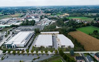 Dit nieuw te bouwen bedrijvenpark omvat KMO-units met oppervlaktes van 128 m² tot 1.090 m², waarbij verschillende units samenvoegbaar zijn tot...