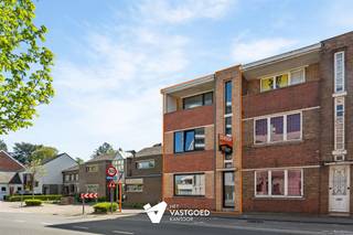 <p><span>Te renoveren stadswoning met ruime tuin en garage in Beringen-Centrum.</span></p><p><span> </span></p><p><span>Belangrijkste troeven: </span></p><p><span>- Centrale ligging</span></p><p><span>- Archtecturale woning uit jaren 30</span></p><p><span>- Recent vernieuwde ramen</span></p><p><span>- te renoveren</span></p><p><span>- ruime tuin</span></p><p><span>- Tal van mogelijkheden</span></p><p><span> </span></p><p><span>Bekijk zeker ook de grondplannen met de afmetingen. Zo krijgt u van thuis uit al een perfect beeld van wat deze woning te bieden heeft!</span></p><p><span> </span></p><p><span>Wenst u meer info of een vrijblijvende bezichtiging, contacteer dan ons kantoor op het nummer 011 85 15 15 en wij helpen u graag verder. </span></p>