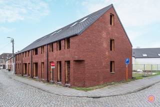 In het rustige Hingene worden vier nieuwbouwwoningen opgetrokken. Volgens velen de mooiste deelgemeente van Bornem door zijn gezellige centrum, kasteel d'Ursel en het rondomliggend park. Het project is gelegen op een rustige doch centrale locatie, op wandelafstand van winkels, scholen en het park.<br /><br />Het project bestaat uit één halfopen en drie gesloten bebouwingen, allen voorzien van het hedendaagse comfort.<br /><br />Deze woningen onderscheiden zich door hun krachtige vormgeving in warme rode baksteen. De strakke belijning en het doorlopende metselwerk geven het geheel een tijdloze uitstraling. De verticale raampartijen zorgen voor een subtiel ritme in de gevel en brengen op een verfijnde manier licht binnen. Het hellend dak versterkt het tijdloze, huiselijke karakter en maakt van dit project een hedendaagse interpretatie van klassiek wonen. Een ontwerp dat authenticiteit en modern wooncomfort moeiteloos verenigt.<br /><br />De woningen zullen bijna-energieneutraal zijn. Er wordt gebruik gemaakt van een warmtepomp in combinatie met vloerverwarming en de nodige isolatie.<br /><br />Als kers op de taart zijn de woningen voorzien van een zuidwest-gerichte tuin met aangelegd terras.<br />Genieten van een aperitief was nog nooit zo aangenaam.<br /><br />Parkeren vormt geen probleem, dankzij de autostaanplaatsen achteraan.<br /><br />De woningen worden volledig en kwalitatief afgewerkt tot in de puntjes.<br /><br />Wens je meer informatie over deze kwalitatieve nieuwbouwwoningen?<br />Contacteer ons gerust via info@julimmo.be of 03 303 39 36.