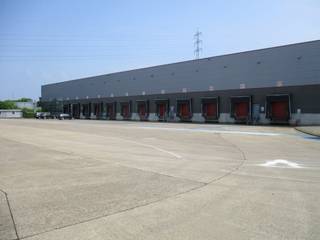 Logistieke site met 6.850m² magazijn (Hal A+E) met 12 los- laadkades, 3.500m² magazijn (Hal B+C) met 4 gelijkvloerse poorten, 590m² kantoren,...
