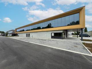 KMO unit 260 m² met 296 m² afgewerkte kantoorruimte in de nieuwe site Ter Walle, gelegen aan de Grote Steenweg, vlak voor het Kasteel van Olsene. De...